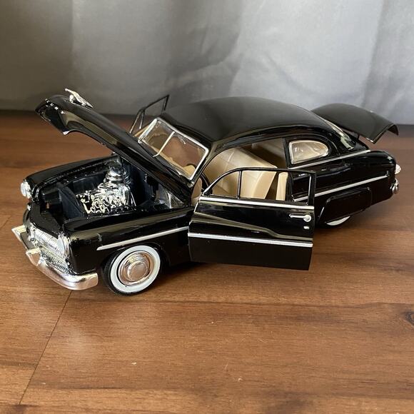 Motormax 1949 Mercury Diecast Model Car Black 1:24 Scale - Picture 5 of 10